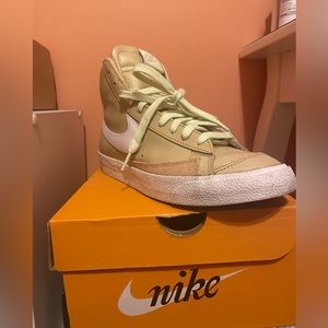 Womens Nike Blazer Mid ‘77 Beige and Green size 8.5